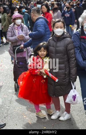 Mamma e figlia ai festeggiamenti di Capodanno cinese su Mott Street a Chinatown che danno il benvenuto all'anno della Tigre, NYC. Foto Stock