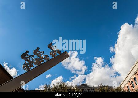 Mountain Bike Sculpture al Elmwood Park Art Walk, Roanoke, Virginia, USA Foto Stock