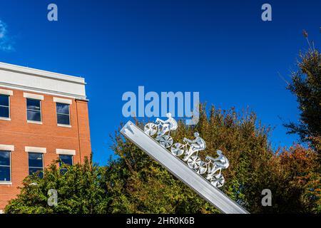 Mountain Bike Sculpture al Elmwood Park Art Walk, Roanoke, Virginia, USA Foto Stock