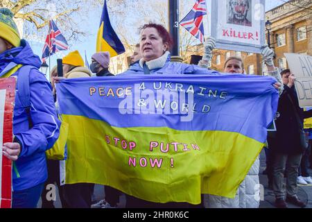 Londra, Regno Unito. 24th febbraio 2022. I manifestanti si sono riuniti fuori Downing Street per protestare contro l'invasione russa dell'Ucraina e hanno chiesto al governo britannico di aiutare l'Ucraina e di imporre ulteriori sanzioni alla Russia. Credit: Vuk Valcic/Alamy Live News Foto Stock
