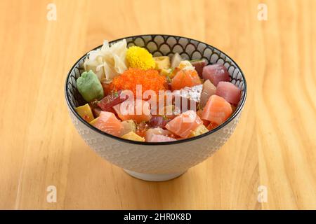 Cucina giapponese Ultimate Bara Chirashi con riso e pesce in ciotola isolato su sfondo di legno vista dall'alto Foto Stock