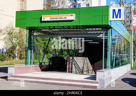 Bucarest, Romania, 11 novembre 2021: Ingresso principale alla stazione della metropolitana Romancierilor nel quartiere Dr Taberei o Drumul Taberei Foto Stock