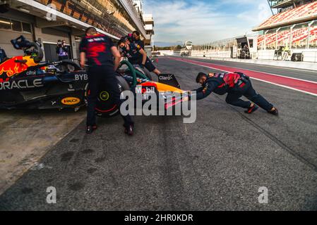 Barcellona, Spagna. 24th Feb 2022. SERGIO PEREZ (MEX) dal team Red Bull nella sua RB18 al pit-stop al secondo giorno della Formula uno test invernale al Circuit de Catalunya Credit: Matthias Oesterle/Alamy Live News Foto Stock