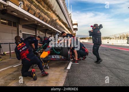 Barcellona, Spagna. 24th Feb 2022. SERGIO PEREZ (MEX) dal team Red Bull nella sua RB18 al pit-stop al secondo giorno della Formula uno test invernale al Circuit de Catalunya Credit: Matthias Oesterle/Alamy Live News Foto Stock