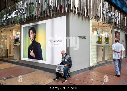 Hong Kong, Cina. 25th Nov 2021. Un pedone passa accanto al produttore austriaco di gioielli e al negozio di lusso Swarovski a Hong Kong. (Credit Image: © Budrul Chukrut/SOPA Images via ZUMA Press Wire) Foto Stock