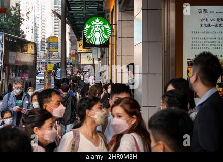 Hong Kong, Cina. 11th Dic 2021. I pedoni passano davanti alla catena multinazionale americana Starbucks Coffee Store a Hong Kong. (Credit Image: © Budrul Chukrut/SOPA Images via ZUMA Press Wire) Foto Stock