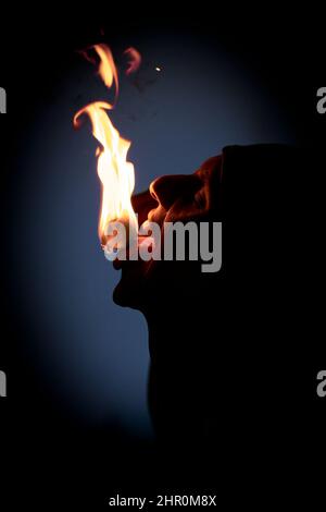 Un 'Fire Eater' esegue il suo atto sul palco come parte della performance di danza Kandyan a Kandy, Udarata, Sri Lanka. Foto Stock