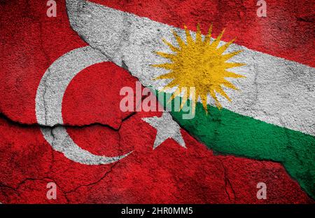 Foto full frame di bandiere intemperie di Turchia e Kurdistan dipinte su un muro rotto. Concetto di conflitto curdo-turco. Foto Stock