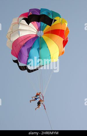 Persone parasailing Foto Stock