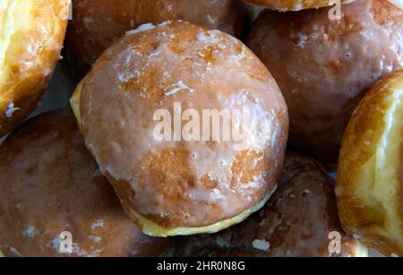 ciambelle tradizionali lucidate con marmellata e glassa sulla parte superiore Foto Stock