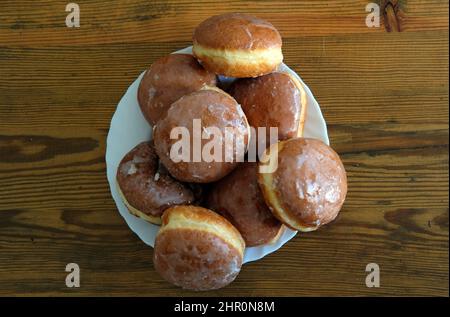 ciambelle tradizionali lucidate con marmellata e glassa sulla parte superiore Foto Stock