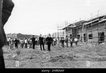 Operai edili che volano su Brookside, cantiere edile, 6 settembre 1972. Union of Construction, Allied Trades and Technicians i membri dell'UCATT hanno picchiato i cantieri edili a Shrewsbury e Telford che hanno portato alla causa sono stati Ricky Tomlinson e Des Warren imprigionati per cospirazione. Le loro condanne furono ribaltate dalla corte d'appello nel 2021. Foto di DAVID BAGNALL Foto Stock