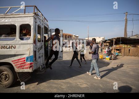 I residenti di Saint Louis, nel nord del Senegal, si trasferiscono con i mezzi pubblici. Foto Stock