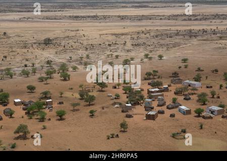 Terra secca e arida e comunità nel delta del fiume Senegal nel nord del Senegal, Africa occidentale. Foto Stock