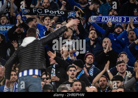 Roma, Italia. 24th Feb 2022. Tifosi di Porto durante la partita di calcio della seconda tappa di Europa League Knock-out Play-off tra SS Lazio e FC Porto allo stadio Olimpico di Roma (Italia), 24th febbraio 2021. Foto Antonietta Baldassarre/Insidefoto Credit: Ininsidefoto srl/Alamy Live News Foto Stock