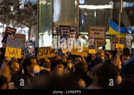 24 febbraio 2022, Hessen, Francoforte sul meno: I manifestanti appellano i cartelli con la voce "Guerra di fine". Le truppe russe hanno lanciato il loro attentato atteso all'Ucraina. Foto: Hannes Albert/dpa Foto Stock