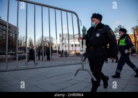 Mosca, Russia. 24th del febbraio 2022, Un poliziotto blocca la piazza Pushkin con barriere prima di un'azione non atorata dalle autorità locali contro l'attacco della Russia all'Ucraina, a Mosca, in Russia, Foto Stock