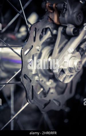 Primo piano di un freno a disco posteriore per motociclette. Foto Stock