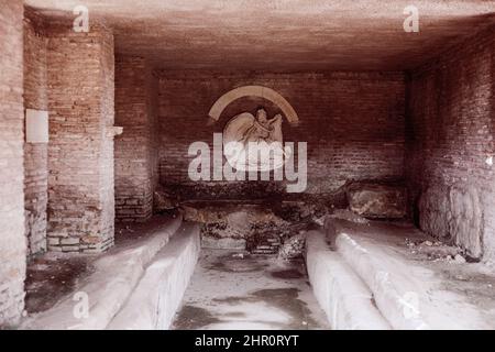 Ostia Antica - grande sito archeologico in corso, sede della città portuale dell'antica Roma. Mithraeum. Scansione di archivio da un vetrino. Aprile 1970. Foto Stock