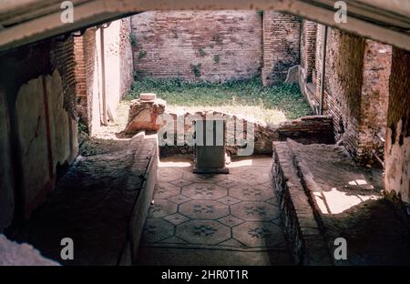 Ostia Antica - grande sito archeologico in corso, sede della città portuale dell'antica Roma. Casa di Diana (Casa di Diana) Mitraeum. Scansione di archivio da un vetrino. Aprile 1970. Foto Stock