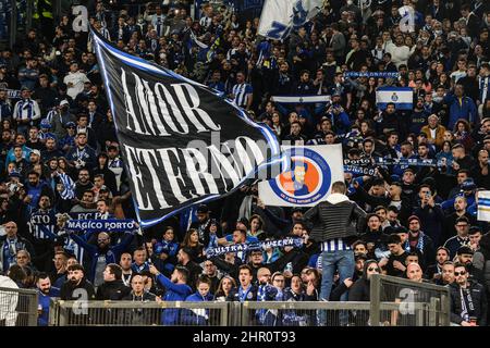 Roma, Italia. 24th Feb 2022. Tifosi di Porto durante la partita di calcio della seconda tappa di Europa League Knock-out Play-off tra SS Lazio e FC Porto allo stadio Olimpico di Roma (Italia), 24th febbraio 2021. Foto Antonietta Baldassarre/Insidefoto Credit: Ininsidefoto srl/Alamy Live News Foto Stock