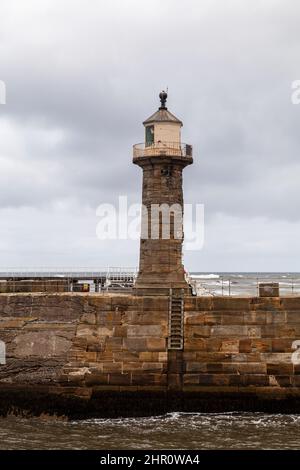 Vecchio faro alla fine di Whitby Harbour, Yorkshire Foto Stock