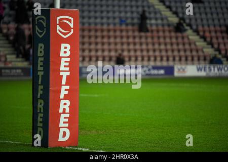 Wigan, Regno Unito. 24th Feb 2022. Il 2/24/2022 è stato pubblicato il paletto di rugby del marchio Betfred presso il DW Stadium di Wigan, Regno Unito. (Photo by SW Photo via/News Images/Sipa USA) Credit: Sipa USA/Alamy Live News Foto Stock