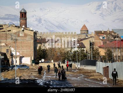 Erzurum, Istanbul, Turchia. 24th Feb 2022. La gente del posto cammina per le strade di un quartiere povero di Erzurum. Erzurum è una città conservatrice nella parte orientale della Turchia. (Credit Image: © Serkan Senturk/ZUMA Press Wire) Foto Stock