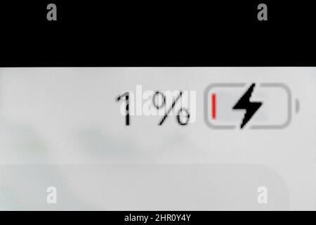 Indicatore del livello di carica della batteria dello smartphone - uno, 1%: Macro di primo piano Foto Stock