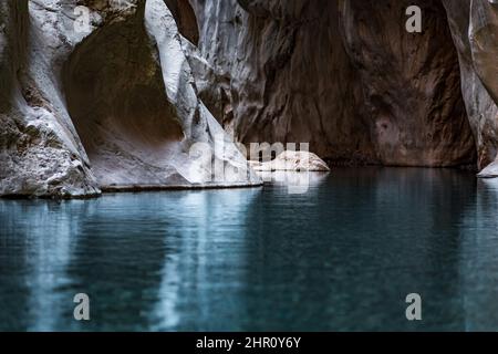 Misterioso e stretto canyon roccioso con acqua blu al fondo, Göynük, Turchia Foto Stock