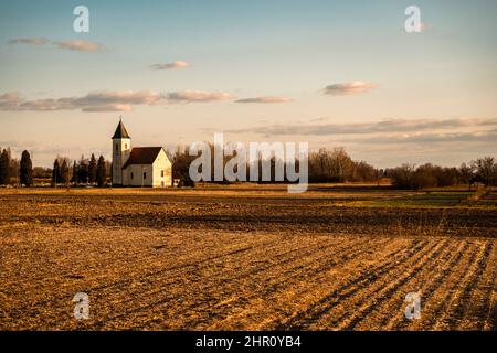 Piccola chiesa nel pittoresco villaggio di Drnek, non lontano da Zagabria, Croazia, situato vicino alle vaste superfici rurali e cimitero locale Foto Stock