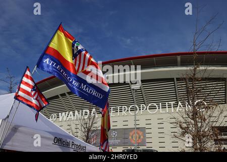 Madrid, Spagna, 23rd febbraio 2022. Le bandiere dell'Atletico Madrid hanno visto lo stadio Wanda Metropolitano prima della partita della UEFA Champions League all'Estadio Metropolitano di Madrid. Il credito d'immagine dovrebbe essere: Jonathan Moscrop / Sportimage Foto Stock