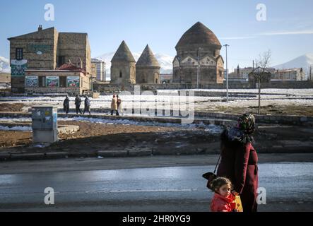 Erzurum, Istanbul, Turchia. 24th Feb 2022. La gente del posto cammina per le strade di un quartiere povero di Erzurum. Erzurum è una città conservatrice nella parte orientale della Turchia. (Credit Image: © Serkan Senturk/ZUMA Press Wire) Foto Stock