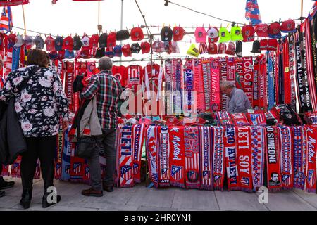 Madrid, Spagna, 23rd febbraio 2022. Le sciarpe sono viste in vendita presso uno stand di merchandising in una vista generale dello Stadio Wanda Metropolitano prima della partita della UEFA Champions League a Estadio Metropolitano, Madrid. Il credito d'immagine dovrebbe essere: Jonathan Moscrop / Sportimage Foto Stock