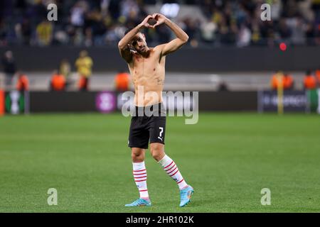 TEL AVIV, ISRAELE - FEBBRAIO 24: Eran Zahavi di PSV Eindhoven ringrazia i fan di Maccabi Tel Aviv durante la partita di play-off della UEFA Europa Conference League tra Maccabi Tel Aviv e PSV Eindhoven al Bloomfield Stadium il 24 febbraio 2022 a Tel Aviv, Israele (Foto di Orange Pictures/Orange Pictures)TEL AVIV, ISRAELE - 24 FEBBRAIO: Eran Zahavi del PSV Eindhoven ringrazia i fan di Maccabi Tel Aviv durante la partita di gioco a squadre della UEFA Europa Conference League Knockout Round Play-off tra Maccabi Tel Aviv e PSV Eindhoven al Bloomfield Stadium il 24 febbraio 2022 a Tel Aviv, Israele (Foto b Foto Stock