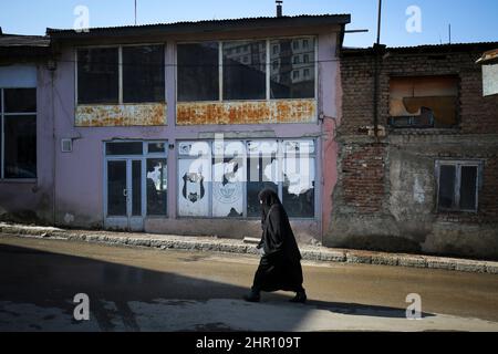 Erzurum, Istanbul, Turchia. 24th Feb 2022. La gente del posto cammina per le strade di un quartiere povero di Erzurum. Erzurum è una città conservatrice nella parte orientale della Turchia. (Credit Image: © Serkan Senturk/ZUMA Press Wire) Foto Stock