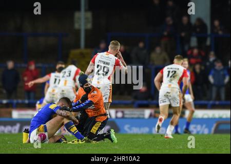 Leeds, Regno Unito. 24th Feb 2022. Alex Mellor (15) di Leeds Rhinos riceve il trattamento mentre il gioco continua durante la lega di Rugby Betfred Super League Round 2 Leeds Rhinos vs Dragons catalano al Headingley Stadium, Leeds, UK Credit: Dean Williams/Alamy Live News Foto Stock