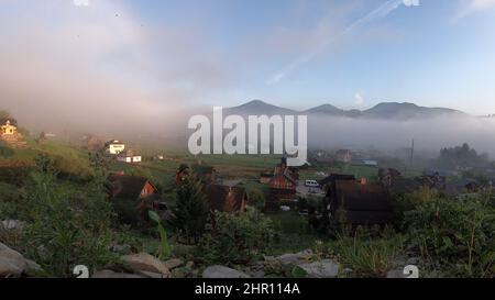 La nebbia mattutina si dissipa nelle montagne dei Carpazi. Nebbia mattutina Foto Stock