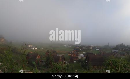 La nebbia mattutina si dissipa nelle montagne dei Carpazi. Foto Stock