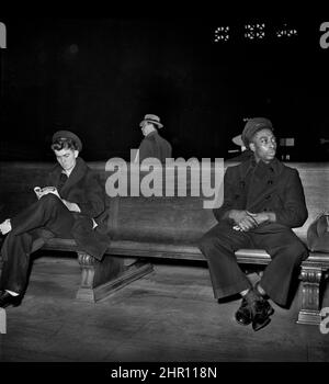 Due marinai in Main Waiting Room in attesa di treno, Union Station, Chicago, Illinois, USA, Jack Delano, U.S. Office of War Information/U.S. Farm Security Administration, gennaio 1943 Foto Stock