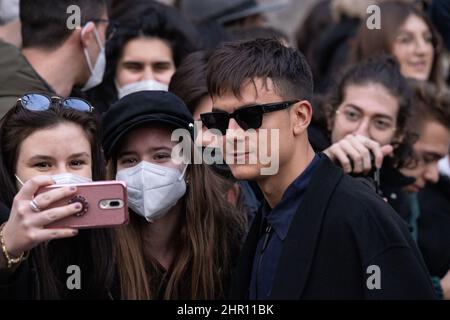 Milano, Italia. 24th Feb 2022. Paulo Dybala è presente alla sfilata Emporio Armani durante la settimana della Moda di Milano Autunno/Inverno 2022/2023 il 24 febbraio 2022 a Milano. Foto: Cinzia Camela. Credit: Independent Photo Agency/Alamy Live News Foto Stock