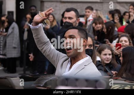 Milano, Italia. 24th Feb 2022. Lucien Laviscount è presente alla sfilata Emporio Armani durante la settimana della Moda di Milano Autunno/Inverno 2022/2023 il 24 febbraio 2022 a Milano. Foto: Cinzia Camela. Credit: Independent Photo Agency/Alamy Live News Foto Stock