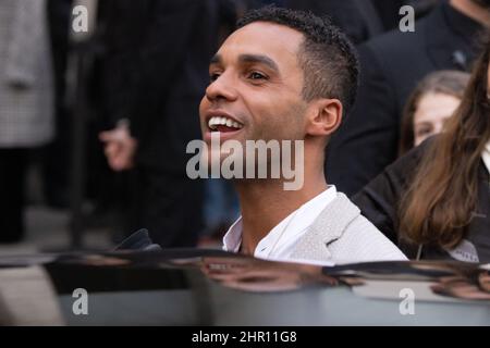 Milano, Italia. 24th Feb 2022. Lucien Laviscount è presente alla sfilata Emporio Armani durante la settimana della Moda di Milano Autunno/Inverno 2022/2023 il 24 febbraio 2022 a Milano. Foto: Cinzia Camela. Credit: Independent Photo Agency/Alamy Live News Foto Stock