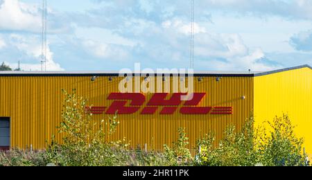 Gothenburg, Svezia - Agosto 24 2020: Logo DHL su un terminale di smistamento. Foto Stock