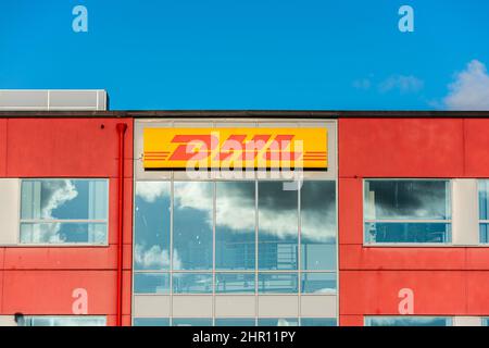 Gothenburg, Svezia - Agosto 24 2020: Logo DHL su un terminale di smistamento. Foto Stock