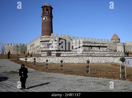 Erzurum, Istanbul, Turchia. 24th Feb 2022. La vita quotidiana a Erzurum. Una vista dall'esterno del castello di Erzurum. (Credit Image: © Serkan Senturk/ZUMA Press Wire) Foto Stock