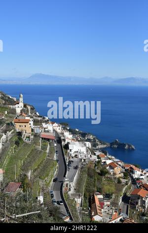 Un'immagine della costiera amalfitana e dei suoi villaggi che si affacciano sul mare. Foto Stock