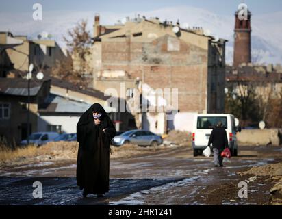 Erzurum, Istanbul, Turchia. 24th Feb 2022. La gente del posto cammina per le strade di un quartiere povero di Erzurum. Erzurum è una città conservatrice nella parte orientale della Turchia. (Credit Image: © Serkan Senturk/ZUMA Press Wire) Foto Stock