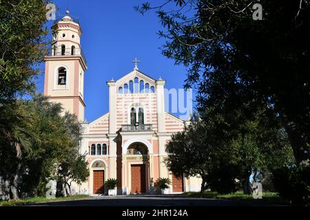 La facciata della chiesa dedicata a San Pancras nel villaggio di Conca dei Marini in Italia. Foto Stock