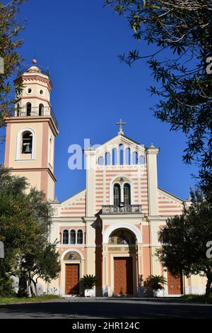 La facciata della chiesa dedicata a San Pancras nel villaggio di Conca dei Marini in Italia. Foto Stock